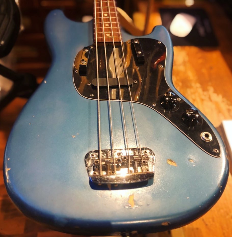Occasion - Fender Musicmaster 1977 Blue (recolored). 
Actuellement monté avec un micro 6 plots @hepcat.pickups . Micro Fender d’origine inclus et installable sur demande.